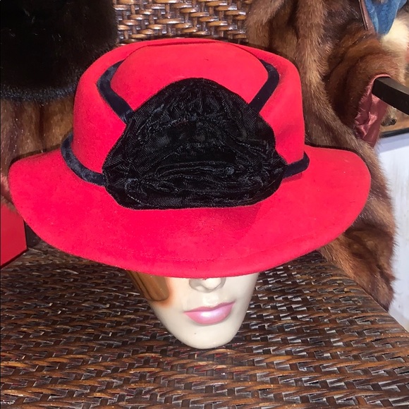 🌟🦅🦁Vintage Red Wool Hat with Velvet flower det